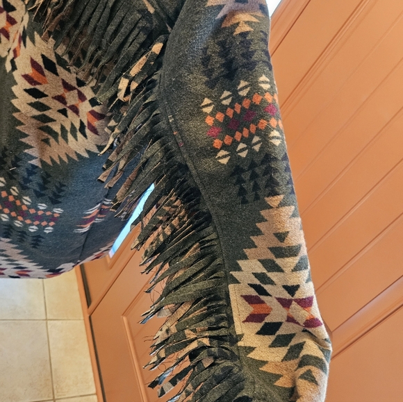 Stylish Patterned Aztec Jacket - Picture 7 of 12